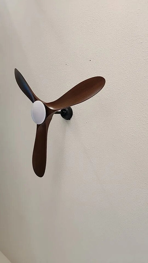 Discret, on ne voit que le bois